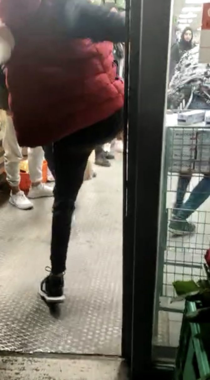 Galata’da Market Hırsızına Çiçekçiden Tekme Kamerada