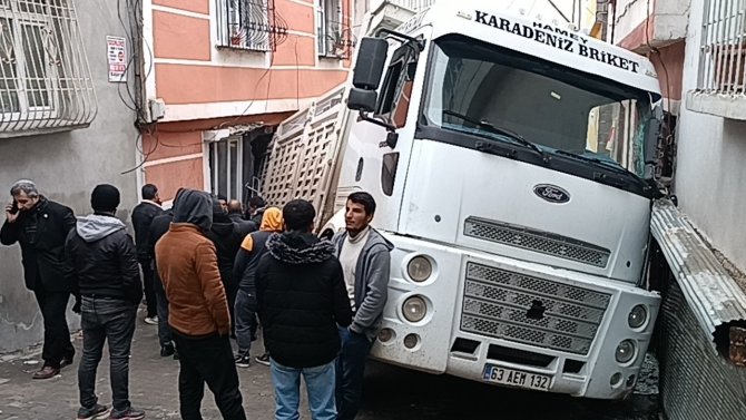 Yokuş Aşağı Kayan Kum Yüklü Kamyon Evin İçine Girdi