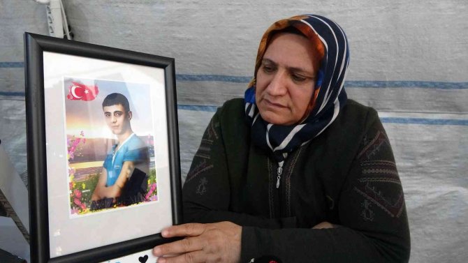 Terör Mağduru Ailelerin Hdp Önündeki Evlat Nöbeti Kararlılıkla Sürüyor