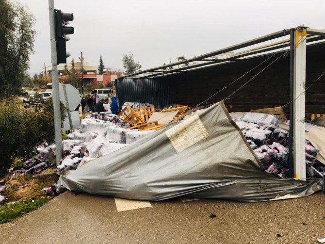Hatay’da Öğrenci Servisi İle Tır Çarpıştı: 6 Yaralı