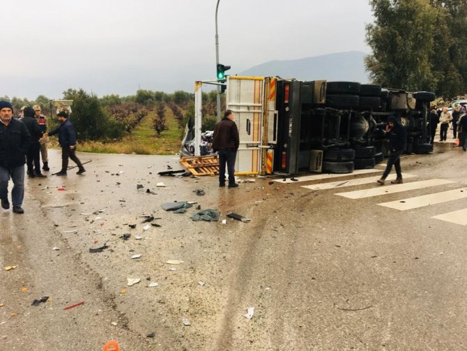 Hatay’da Öğrenci Servisi İle Tır Çarpıştı: 6 Yaralı