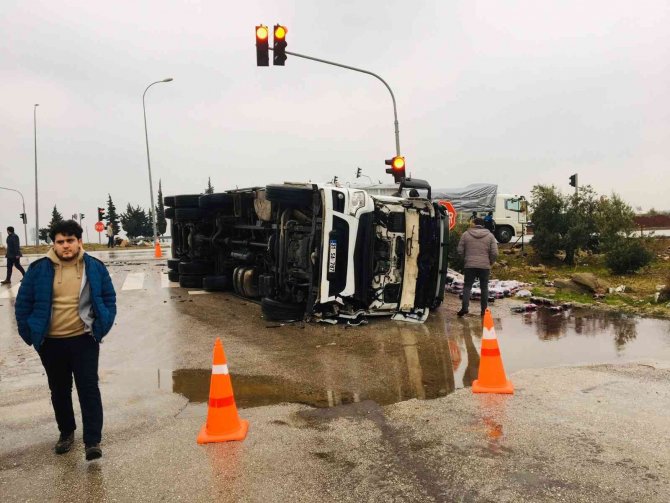Hatay’da Öğrenci Servisi İle Tır Çarpıştı: 6 Yaralı