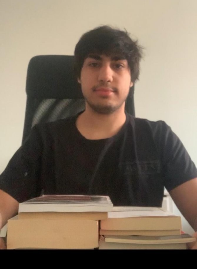 Lise Öğrencisi Harçlığıyla Aldığı Kitapları Vanlı Öğrencilere Gönderdi