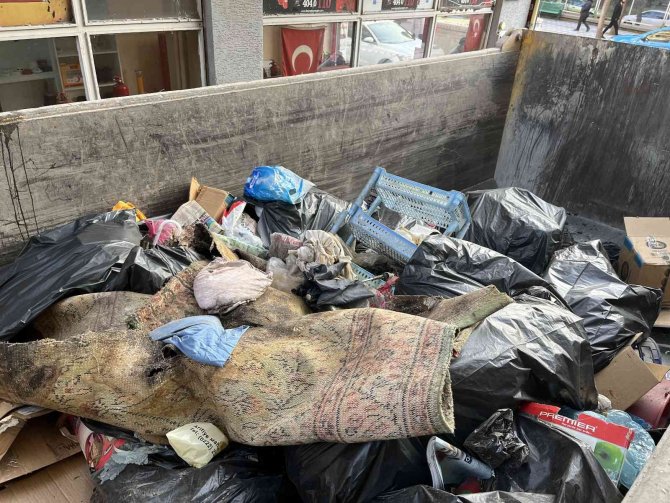 Bu Evden Yaklaşık 40 Ton Çöp Çıkartıldı