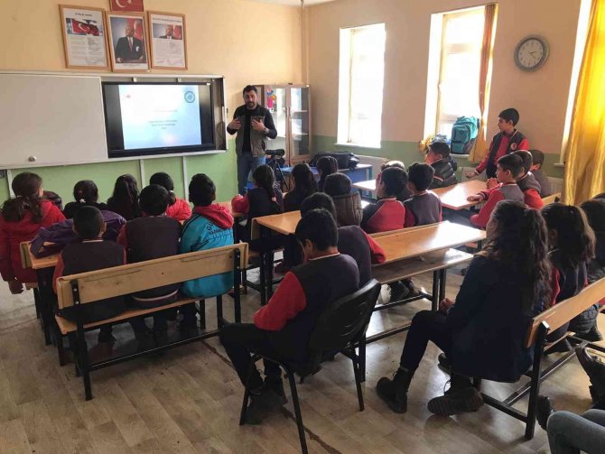 Kars’ta Çocuklara Doğa Eğitimi Veriiyor