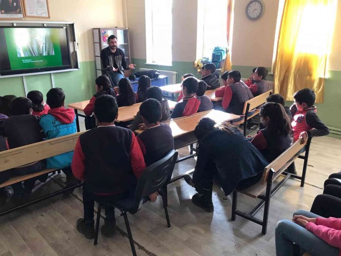 Kars’ta Çocuklara Doğa Eğitimi Veriiyor