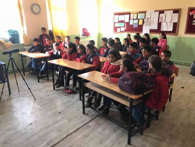 Kars’ta Çocuklara Doğa Eğitimi Veriiyor