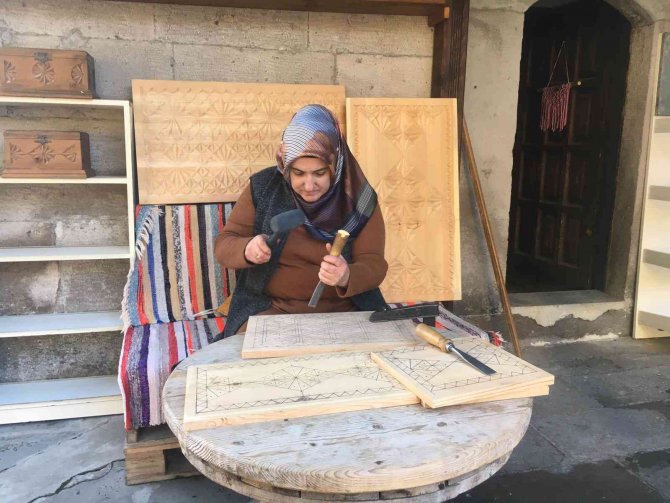 Merak Üzerine Kocasından Ahşap Oymacılığını Öğrendi, Mesleğin Ustası Oldu