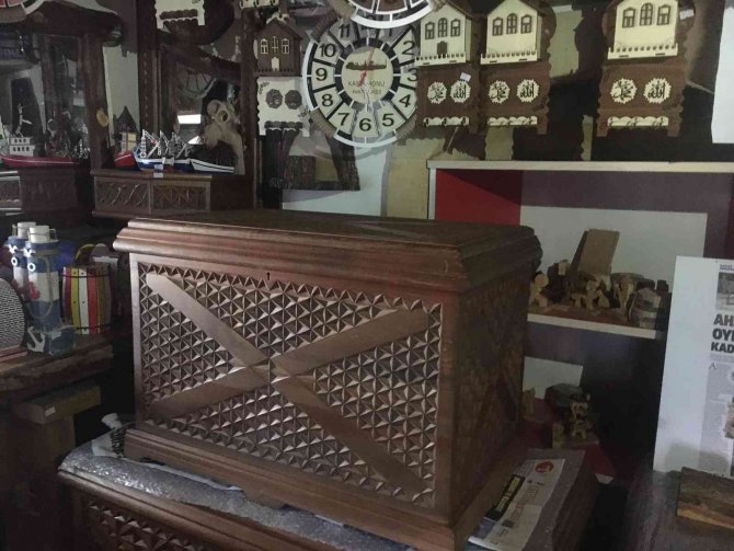Merak Üzerine Kocasından Ahşap Oymacılığını Öğrendi, Mesleğin Ustası Oldu