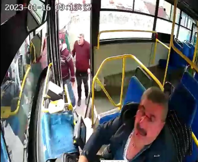 Halk Otobüsünde Dehşet Anları, Defalarca Yumrukladı