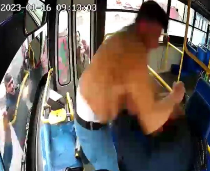 Halk Otobüsünde Dehşet Anları, Defalarca Yumrukladı