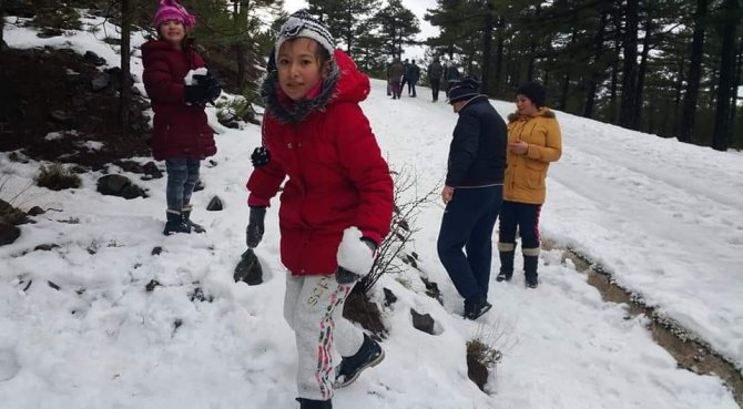 Köyceğiz’in Dağlarında Kar, Sahilinde Yaz Keyfi Yaşanıyor