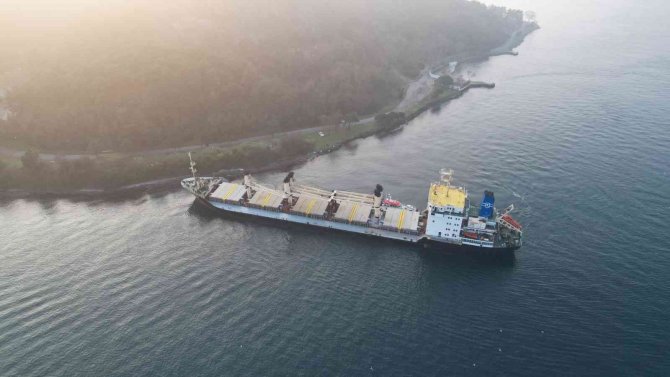 Beykoz’da Karaya Oturan Yük Gemisi Havadan Görüntülendi