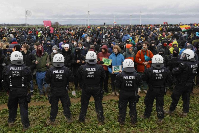 Lützerath Köyündeki Protestolarda Alman Polisine “Çamur” Engeli