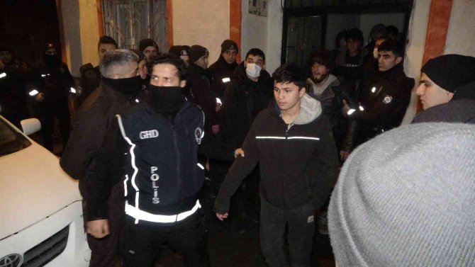 Malatya’da Bir Evde 35 Düzensiz Göçmen Yakalandı