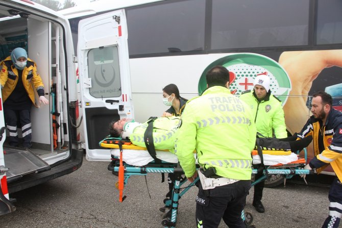 Kazaya Müdahale Edenlere Kamyonet Çarptı: 1 Ölü, 1’i Polis 3 Yaralı