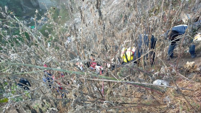 Meksika’da Çarpışan 2 Araç 30 Metrelik Uçuruma Yuvarlandı: 4 Ölü, 20 Yaralı