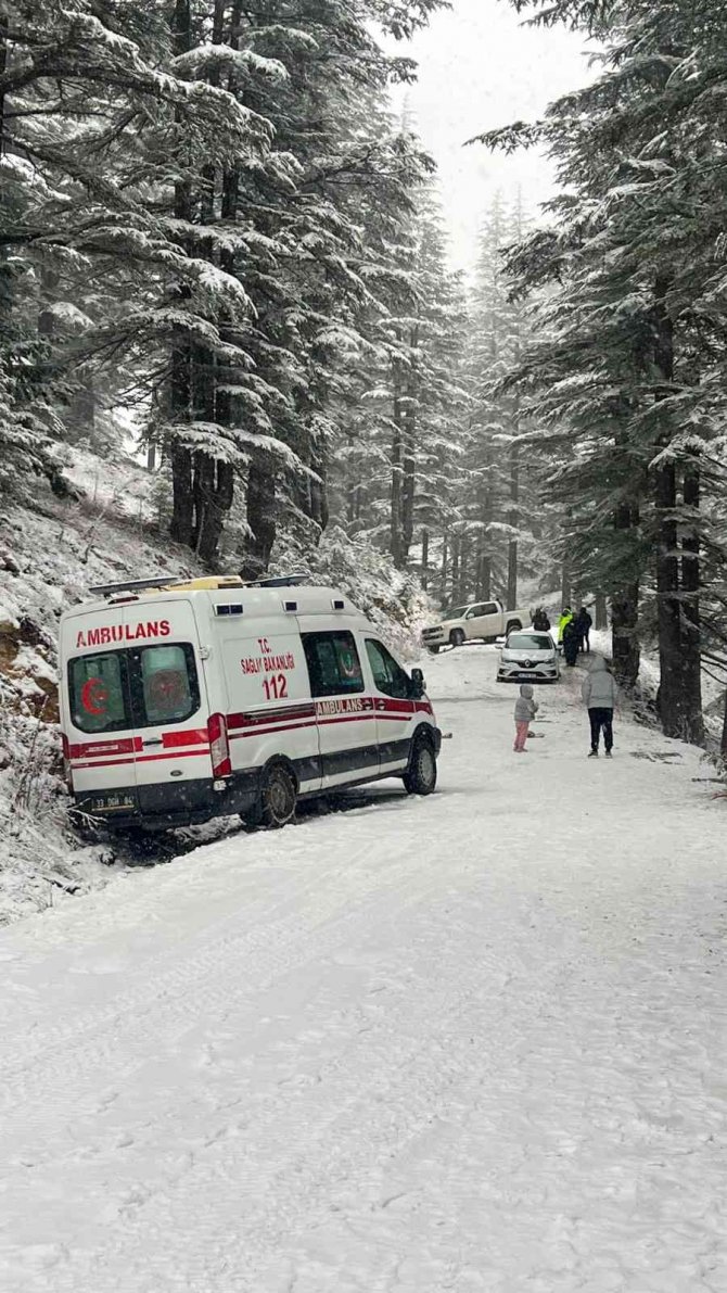 Karda Mahsur Kalan Araçlar Kurtarıldı