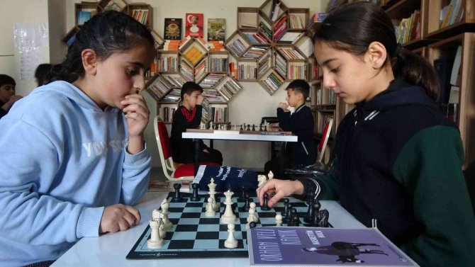 Okullarda Kurulan Kütüphaneler Sayesinde Öğrenciler Hem Okuyor Hem Eğleniyor