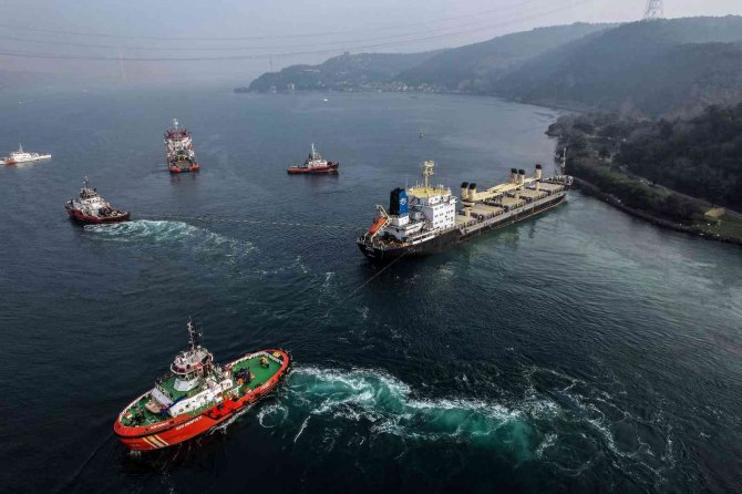Beykoz’da Karaya Oturan Gemi Kurtarıldıktan Sonra Büyükdere’ye Çekildi
