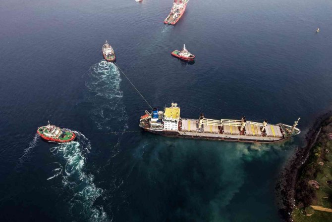 Beykoz’da Karaya Oturan Gemi Kurtarıldıktan Sonra Büyükdere’ye Çekildi