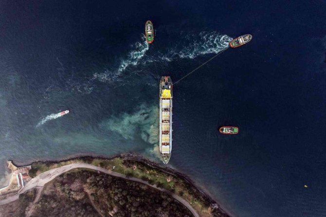 Beykoz’da Karaya Oturan Gemi Kurtarıldıktan Sonra Büyükdere’ye Çekildi