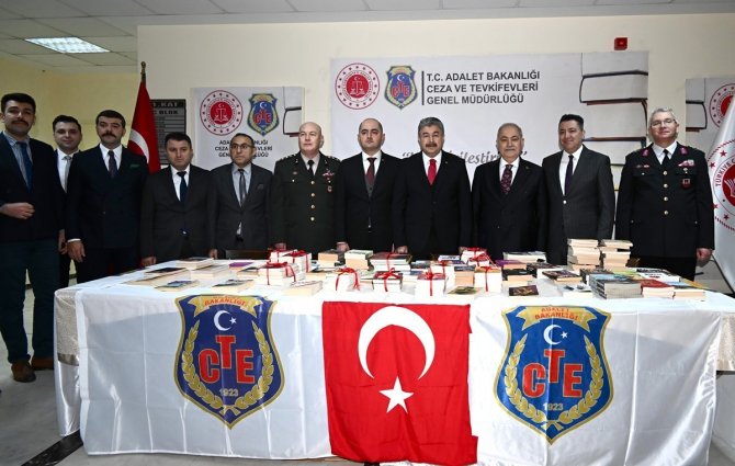 Osmaniye Protokolünden Kitap Bağışı