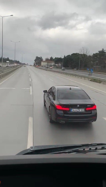 Yük Taşıyan Tırın Geçişine Engel Olan Trafik Magandası Kamerada