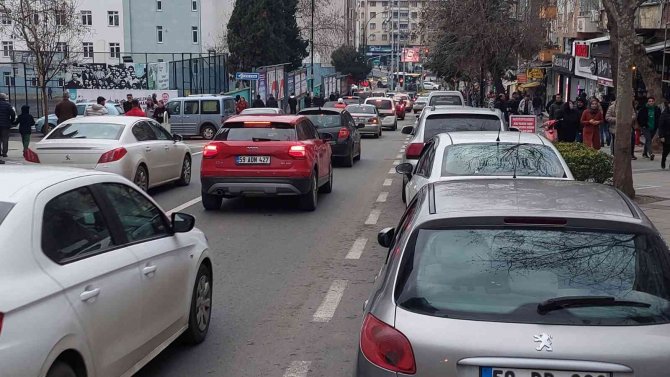 Hafta Sonu Alışveriş Yoğunluğu Şehir Trafiğini Felç Etti