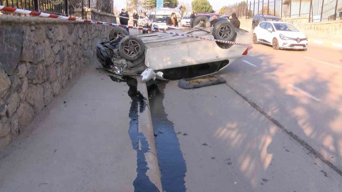 Pendik’te Kontrolden Çıkan Otomobil Takla Attı: 4 Yaralı