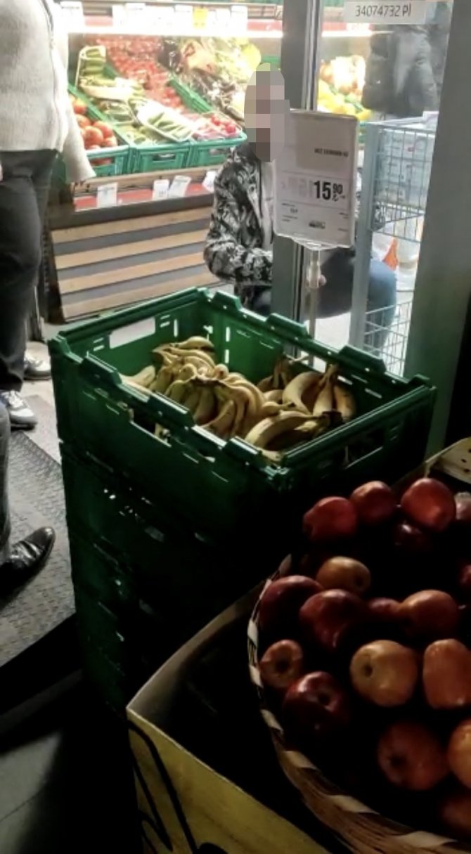 Galata’da Market Hırsızına Çiçekçiden Tekme Kamerada