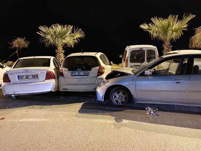 Kontrolden Çıkıp Virajı Alamayan Otomobil 4 Aracı Biçti