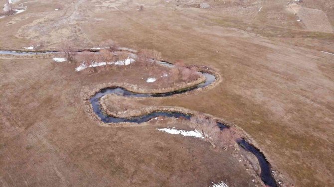 Güzeldere Menderesinin Kıvrımlı Şekli Hayran Bırakıyor