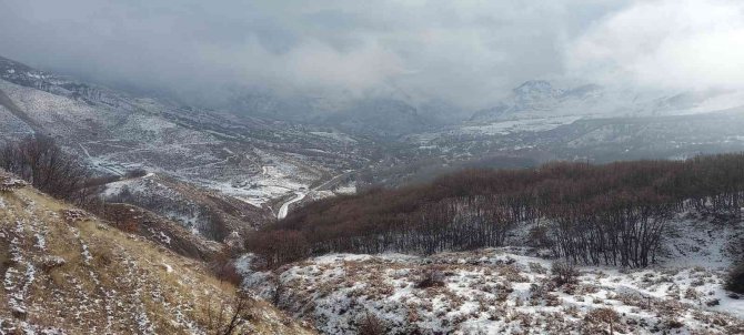 Tunceli’de Kardan Kapanan 7 Köy Yolunda Çalışma Sürüyor