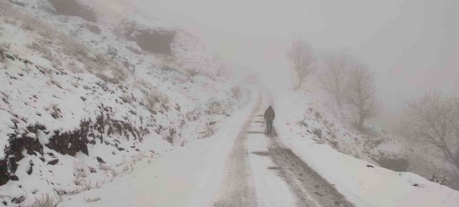 Tunceli’de Kardan Kapanan 7 Köy Yolunda Çalışma Sürüyor