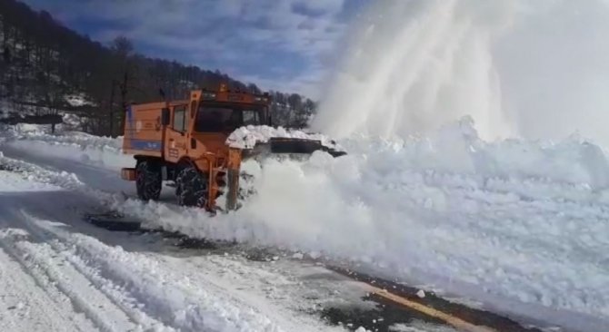 Artvin’de Kar Kalınlığı 1,5 Metreyi Bulan Camili Yolu Ulaşıma Açıldı