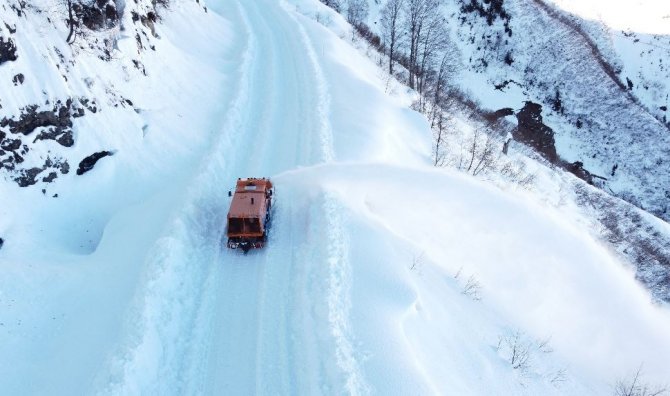 Artvin’de Kar Kalınlığı 1,5 Metreyi Bulan Camili Yolu Ulaşıma Açıldı