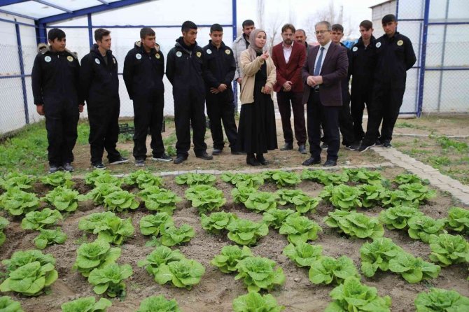 Tarım Lisesinde Öğrenciler Modern Tarımı Uygulamalı Öğreniyor