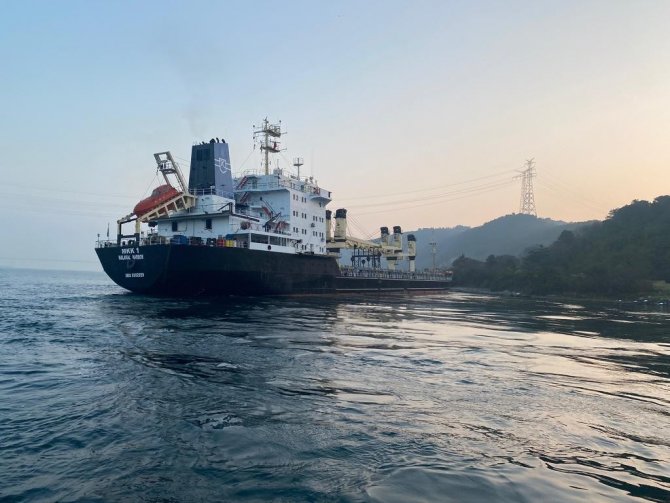 Beykoz’da Karaya Oturan Yük Gemisi Havadan Görüntülendi