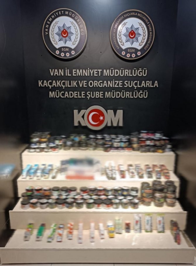 Van’da Kaçak Cep Telefonu Ve Sigara Ele Geçirildi