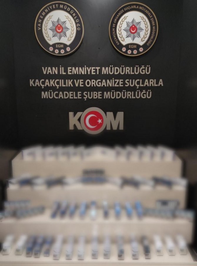 Van’da Kaçak Cep Telefonu Ve Sigara Ele Geçirildi