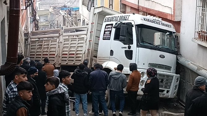 Yokuş Aşağı Kayan Kum Yüklü Kamyon Evin İçine Girdi