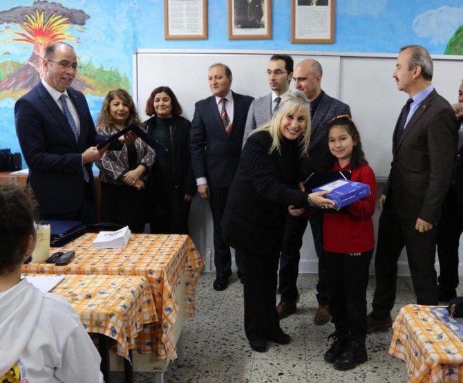 Özer’den Minik Yazarlara Teşekkür Belgesi