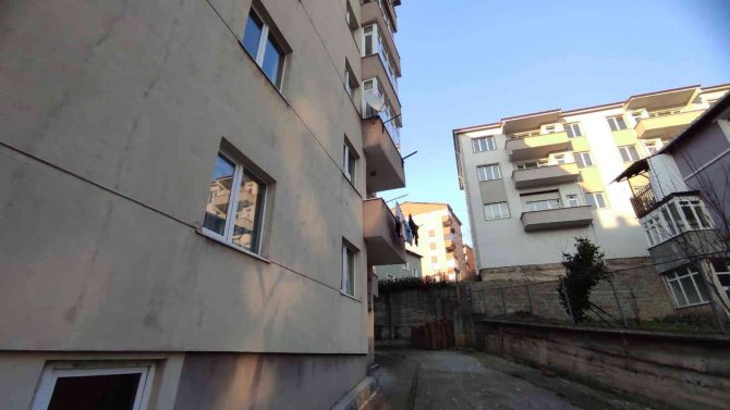 İ̇kinci Kattaki Balkondan Düştü, Burnu Bile Kanamadı