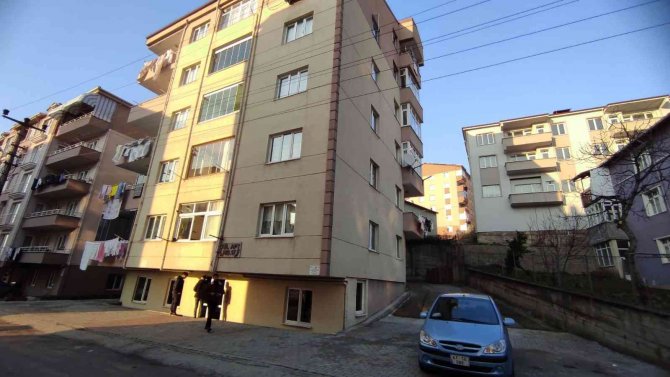 İ̇kinci Kattaki Balkondan Düştü, Burnu Bile Kanamadı