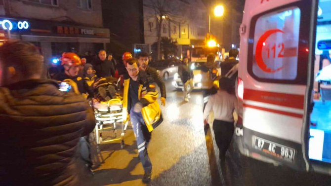 Kazaya Karışan Otomobil Durakta Bekleyenlere Çarptı: 3 Yaralı