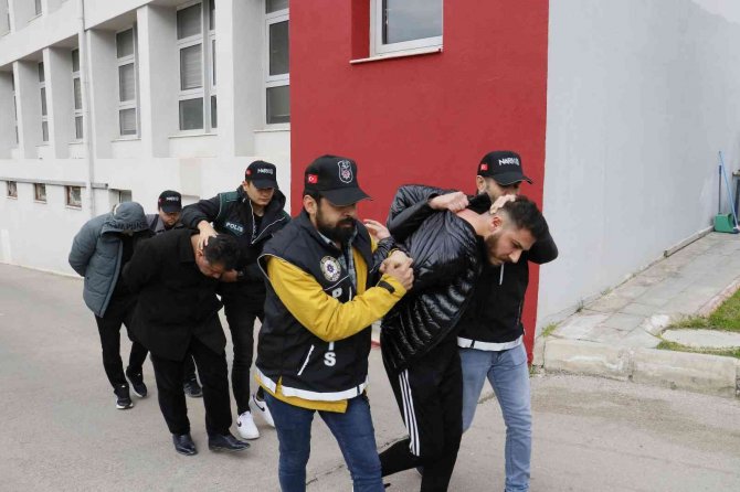 Çocukları Da Alet Ettiler, Kilolarca Esrarı Taşırken Yakalandılar