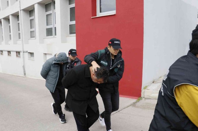 Çocukları Da Alet Ettiler, Kilolarca Esrarı Taşırken Yakalandılar