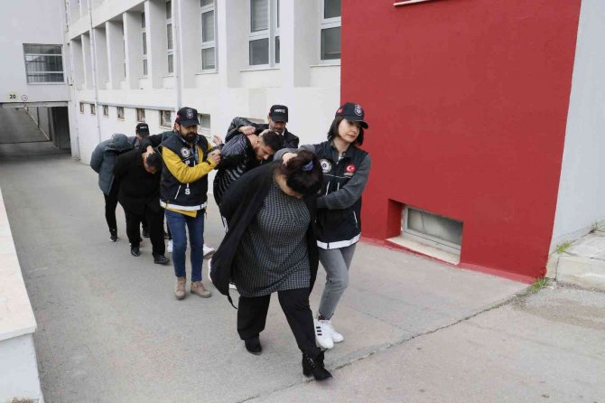 Çocukları Da Alet Ettiler, Kilolarca Esrarı Taşırken Yakalandılar