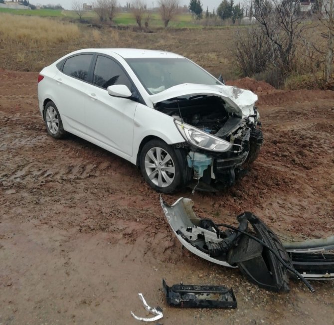 Otomobil Yol Kenarında Duran Araca Çarptı: 2 Yaralı